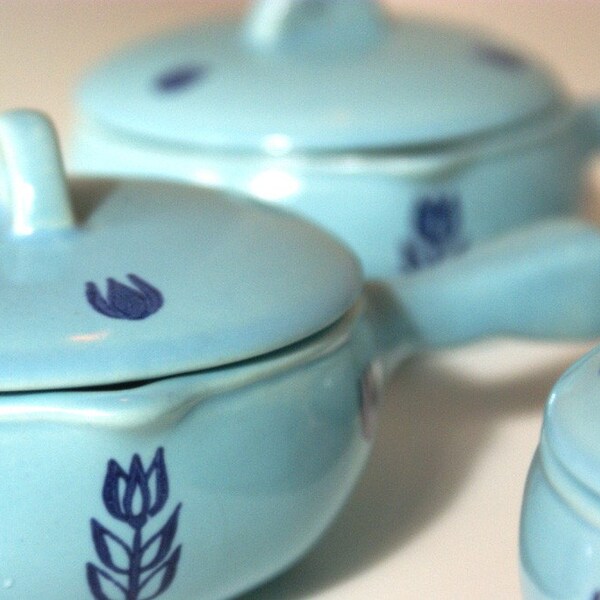Set of Four Light Blue Cronin Tulip Crocks Vintage Covered Soup Bowls