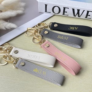 Llavero de pulsera personalizado, llavero con correa con monograma, regalo con iniciales, regalo personalizado, llavero de coche con lazo, piel sintética saffiano