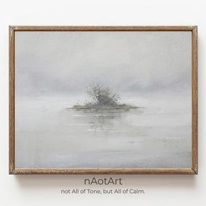 Pode incluir: Pintura de paisagem emoldurada, com uma pequena ilha arborizada refletida na água, em tons de cinza e castanho. A obra transmite uma atmosfera calma e serena. O texto "nAotArt not All of Tone, but All of Calm" está na parte inferior.