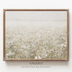 Può includere: Una stampa incorniciata raffigurante un campo di fiori selvatici in tonalità tenui e smorzate. L'opera d'arte ha un'estetica vintage, con uno sfondo beige chiaro e una varietà di fiori delicati in bianco, rosa e giallo. La cornice è di colore marrone caldo. Il testo "nAotArt not All of Tone, but All of Calm" è in basso.