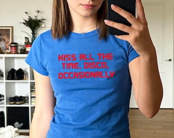 Kiss All The Time. Disco Occasionally Baby Tee Camiseta Top Harry Album Merch Tour Concert Unisex (Versión con texto rojo) Regalo para ella