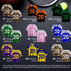 Puede incluir: Una colecci&oacute;n de camisetas deportivas personalizables en varias combinaciones de colores, incluyendo beige/marr&oacute;n, naranja oscuro/negro, verde bosque/negro, blanco/verde claro, blanco/rosa, blanco/azul, amarillo/morado, azul oscuro/amarillo y blanco/moca. Cada camiseta tiene el n&uacute;mero "20" y la palabra "CUSTOM".