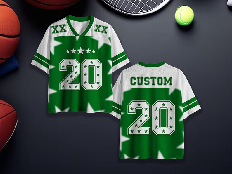 Puede incluir: Una camiseta deportiva verde y blanca con el n&uacute;mero 20 y detalles de estrellas. La camiseta tiene cuello en V y mangas a rayas. La palabra "CUSTOM" est&aacute; en la espalda.