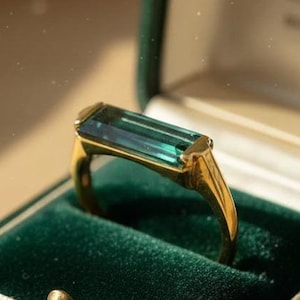Stokbrood gesneden groene toermalijn solitaire stapelbare ring, vintage toermalijnring, sierlijke cadeau-sieraden voor partner, geboortesteen oktober ring