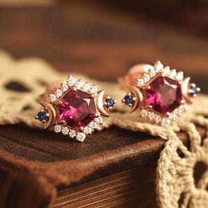 Hexagon Rubin & Moissanit Halo Ohrstecker, zierliche Verlobungsohrring, Halbmond Ring, Minimalist silber Schmuck, Damen Ohrstecker