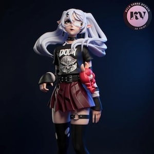 Op de afbeelding: Een 3D-geprint beeldje van een vrouwelijk anime-personage met wit haar, gekleed in een zwart t-shirt met de tekst "DOOM" en een schedelafbeelding. Ze heeft een rode rok, zwarte leggings en plateauschoenen. Een rood pluche is aan haar zijde bevestigd.