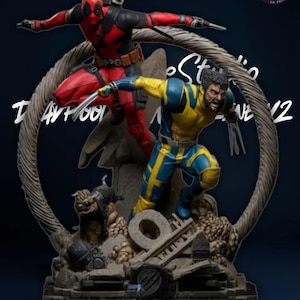 Può includere: Una statua dettagliata con Deadpool in un costume rosso e nero e Wolverine in un costume giallo e blu. La statua ha uno sfondo scuro con il testo "Kyle Verse Studio" e "3D Print".