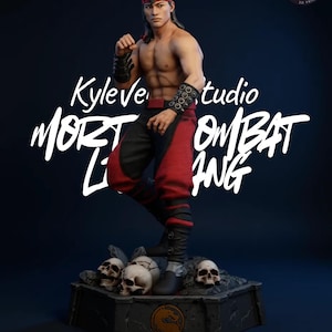 Puede incluir: Estatua impresa en 3D de una figura musculosa en posición de combate, con atuendo rojo y negro, una cinta para la cabeza y pulseras. La estatua está sobre una base con calaveras y el texto "MORTAL KOMBAT LIU KANG" es visible.