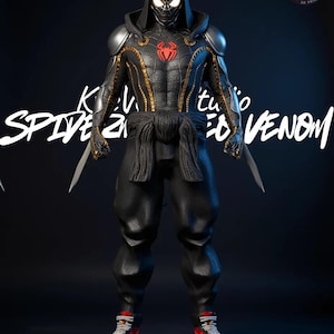 Puede incluir: Estatua detallada de un personaje con un traje negro y dorado con capucha, emblema de araña roja y ojos brillantes. La figura sostiene dos espadas y lleva zapatillas rojas y blancas. El texto "SPIDER-MAN ED VENOM" está escrito en blanco.