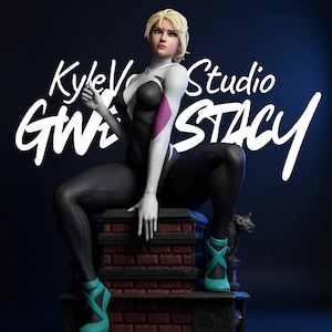 Può includere: Statua di Gwen Stacy, una supereroina, in tuta bianca e nera con dettagli rosa, seduta su una struttura in mattoni. La statua ha capelli biondi e scarpe turchese. Il testo "KyleVerse Studio GWEN STACY" è visualizzato in bianco.