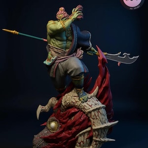 Può includere: Statua stampata in 3D di un guerriero con la pelle verde, un nodo superiore viola e abiti tradizionali, che brandisce una lancia e una lama ricurva. La figura è in piedi su una creatura simile a un drago rosso e bianco. Il testo "KYLE VERSE STUDIO" è visualizzato.