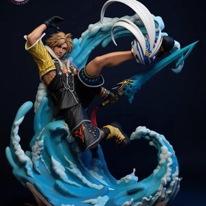 Puede incluir: Figura detallada impresa en 3D de un personaje en pose dinámica, empuñando una espada y rodeado de olas de agua estilizadas. La figura lleva un atuendo amarillo y negro, con el texto "KYLEVERSESTUDIO" en rojo.