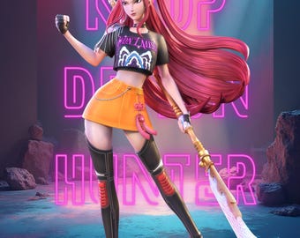 Puede incluir: Figura impresa en 3D de un personaje femenino con pelo largo rojo, que lleva un top corto negro con el texto "WON'T MISS", una falda naranja y botas negras. La figura sostiene un arma. El fondo tiene texto rosa neón que dice "KPOP HUNTER".