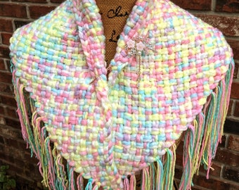 Small Tri Shawl by canfieldcreations Gran regalo para tu princesa