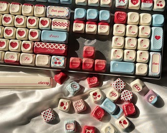 132-Schlüssel rosa Herz Tastenkappen-Set | Niedliche Valentinstag Tastatur Kappen | Handgemachte PBT Keycaps | Kawaii Cherry MX Tastenkappen-Kit | Geschenk für Gamer & Freunde