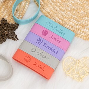 Etichetta in silicone incisa per biberon per neonati, regalo personalizzato per baby shower per lei, fascia per biberon personalizzata, etichetta per bicchiere con beccuccio, etichetta con nome per asilo nido