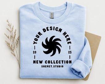 Sweat-shirt Gildan 18000 bleu clair, maquette à plat | Maquette à plat G180 Crewneck | Téléchargement numérique JPEG PSD pour POD | Maquette sur toile