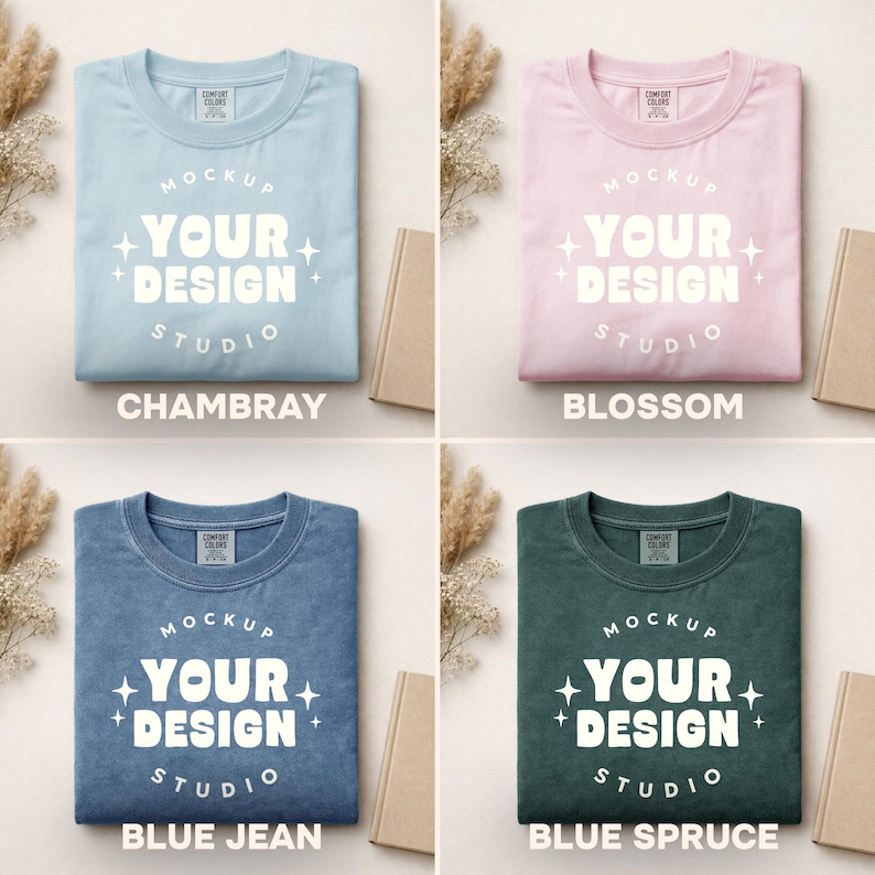 Peut inclure: Quatre t-shirts pli&eacute;s de couleurs chambray, blossom, blue jean et blue spruce. Chaque chemise porte un graphisme blanc avec l'inscription "MOCKUP YOUR DESIGN STUDIO". Les chemises sont pr&eacute;sent&eacute;es sur un fond neutre avec un livre et des fleurs s&eacute;ch&eacute;es.