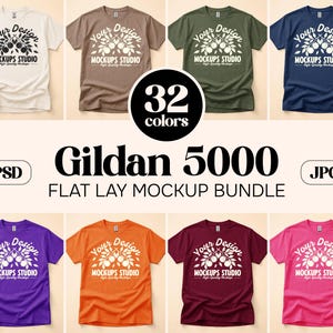 Op de afbeelding: Een flat lay mockup bundel met Gildan 5000 t-shirts in verschillende kleuren. De shirts tonen de tekst "Your Design" en "Mockups Studio". De afbeelding bevat de tekst "32 kleuren", "PSD" en "JPG".