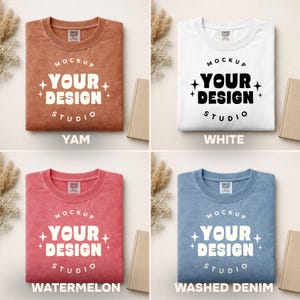 Peut inclure: Quatre t-shirts pli&eacute;s de couleurs diff&eacute;rentes : yam, blanc, past&egrave;que et denim d&eacute;lav&eacute;. Chaque chemise a une &eacute;tiquette et un motif qui dit "MOCKUP YOUR DESIGN STUDIO". Les chemises sont pr&eacute;sent&eacute;es avec des livres de couleur neutre et des plantes s&eacute;ch&eacute;es.