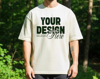 Ivoor heren comfortkleuren 1717 mockup T-shirt, bos picknick lifestyle CC1717 oversized T-shirt psd jpeg mannelijk model mock-up voor canva