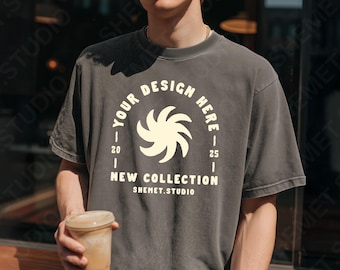 Mockup di maglietta Pepper Comfort Colors 1717 da uomo, mockup di maglietta oversize CC1717, scena di caffè all'aperto, PSD JPEG, mockup Canva