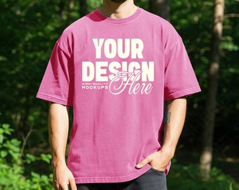 Crunchberry heren comfort kleuren 1717 mockup T-shirt, bos picknick lifestyle CC1717 oversized T-shirt psd jpeg mannelijk model mock-up voor canva