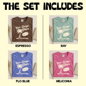 K&ouml;nnte beinhalten: Ein Set aus vier T-Shirts in den Farben Espresso, Bay, Flo Blue und Heliconia. Jedes Shirt zeigt den Text "Your Design Here" mit einer Palmen-Grafik und "NEW COLLECTION!" auf der Vorderseite. Der Bildtext lautet "THE SET INCLUDES".