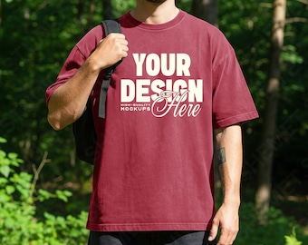 Baksteen heren comfort kleuren 1717 T-shirt mockup, bos picknick levensstijl CC1717 oversized T-shirt psd jpeg mannelijk model mock-up voor canvas