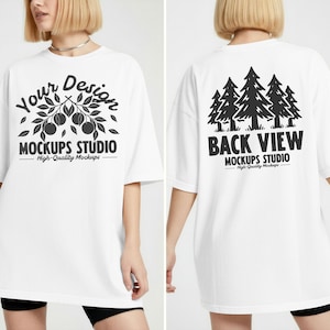 Puede incluir: Camiseta blanca de gran tamaño con un gráfico negro en la parte delantera que dice "Your Design" encima de un diseño de una rama con fruta y el texto "MOCKUPS STUDIO High-Quality Mockups". La parte trasera de la camiseta tiene un gráfico negro de árboles y el texto "BACK VIEW MOCKUPS STUDIO High-Quality Mockups".