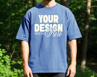 Flo blauw heren comfortkleuren 1717 T-shirt mockup, bos picknick Lifestyle CC1717 oversized T-shirt PSD JPEG mannelijk model mock-up voor Canva