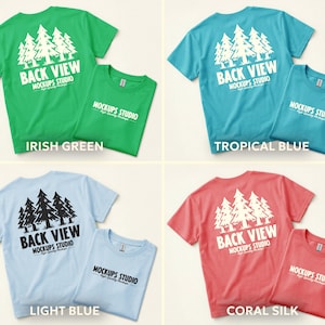Peut inclure: Quatre t-shirts de couleurs diff&eacute;rentes : vert irlandais, bleu tropical, bleu clair et soie corail. Chaque t-shirt pr&eacute;sente un motif d'arbres blancs et le texte "BACK VIEW MOCKUPS STUDIO". Un t-shirt pli&eacute; de la m&ecirc;me couleur est &agrave; c&ocirc;t&eacute; de chacun.