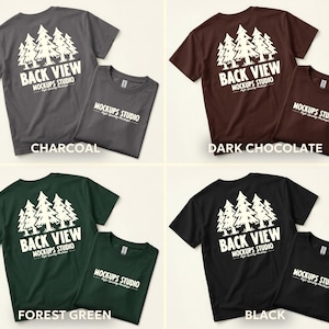 Peut inclure: Image de pr&eacute;sentation de quatre t-shirts de couleurs diff&eacute;rentes : charbon, chocolat noir, vert for&ecirc;t et noir. Chaque t-shirt affiche un motif blanc d'arbres et le texte "BACK VIEW" et "MOCKUPS STUDIO".
