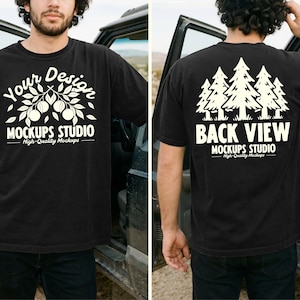 以下が含まれることがあります： 前面と背面に白いグラフィックデザインが施された黒いTシャツ。前面のデザインには、「Your Design」の文字と果物のある枝、「MOCKUPS STUDIO High-Quality Mockups」の文字が含まれています。背面には木のグラフィックと「BACK VIEW MOCKUPS STUDIO High-Quality Mockups」の文字が描かれています。
