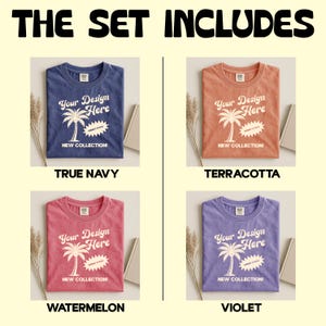 K&ouml;nnte beinhalten: Ein Set aus vier T-Shirts in den Farben Marineblau, Terrakotta, Wassermelone und Violett. Jedes Shirt zeigt den Text "Your Design Here" mit einer Palmen-Grafik und dem Text "NEW COLLECTION!".