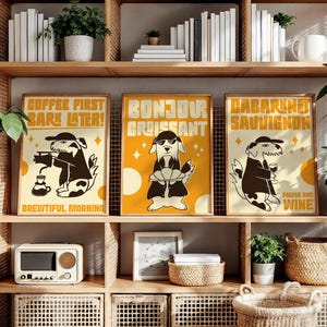 Peut inclure: Trois affiches encadrées avec des illustrations de chiens. Les affiches ont un fond jaune et présentent un chien avec un chapeau et un costume avec le texte "COFFEE FIRST BARK LATER! BREWTIFUL MORNING", "BONJOUR CROISSANT", et "CABARNET SAUVIGNON PAUSE AND WINE".