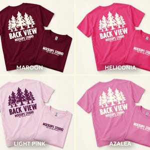 Peut inclure: Quatre t-shirts de couleurs diff&eacute;rentes : bordeaux, heliconia, rose clair et azal&eacute;e. Chaque t-shirt arbore un motif d'arbres blancs et le texte "BACK VIEW" et "MOCKUPS STUDIO". Les t-shirts sont pli&eacute;s et pr&eacute;sent&eacute;s ensemble.