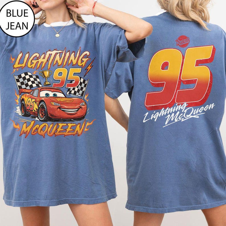 K&ouml;nnte beinhalten: Blaues T-Shirt mit Lightning McQueen-Motiv aus dem Film Cars. Auf der Vorderseite steht "Lightning 95 McQueen" mit einem Rennwagen, Zielflaggen und einer Troph&auml;e. Auf der R&uuml;ckseite steht "95 Lightning McQueen" in gro&szlig;en Buchstaben.