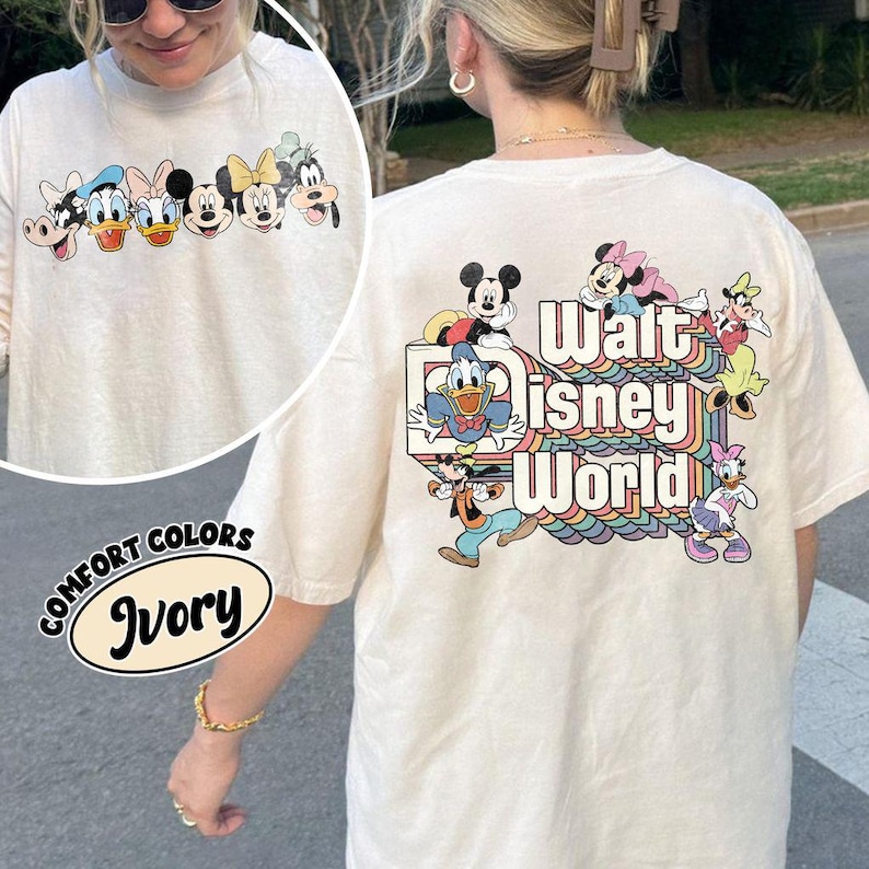 Pu&ograve; includere: T-shirt color avorio con personaggi Disney sul davanti e sul retro. Il davanti mostra facce di cartoni animati, mentre il retro presenta "Walt Disney World" con Topolino, Paperino e altri personaggi. La maglietta ha un girocollo e maniche corte.