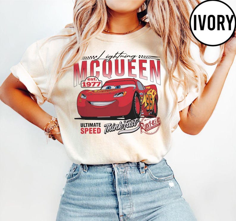 Puede incluir: Camiseta color crema con un dise&ntilde;o de Rayo McQueen de la pel&iacute;cula Cars. El dise&ntilde;o incluye el texto "Lightning McQueen", "est. 1977", "Ultimate Speed" y "Think Fast". El gr&aacute;fico es en rojo, blanco y negro.