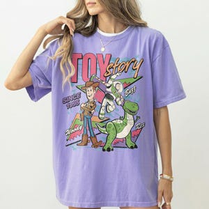 Camiseta Comfort Colors Disney Toy Story 1995, camiseta de Woody, Buzz Lightyear y Rex, camiseta retro Disney Pixar Fes, viaje de vacaciones familiares a WDW Disneyland imagen 8