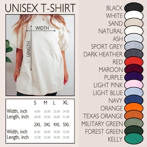 Puede incluir: Camiseta unisex color crema con medidas en cm. La imagen muestra una tabla de tallas con medidas de ancho y largo para tallas S a 5XL. Las opciones de color incluyen negro, blanco y azul marino.