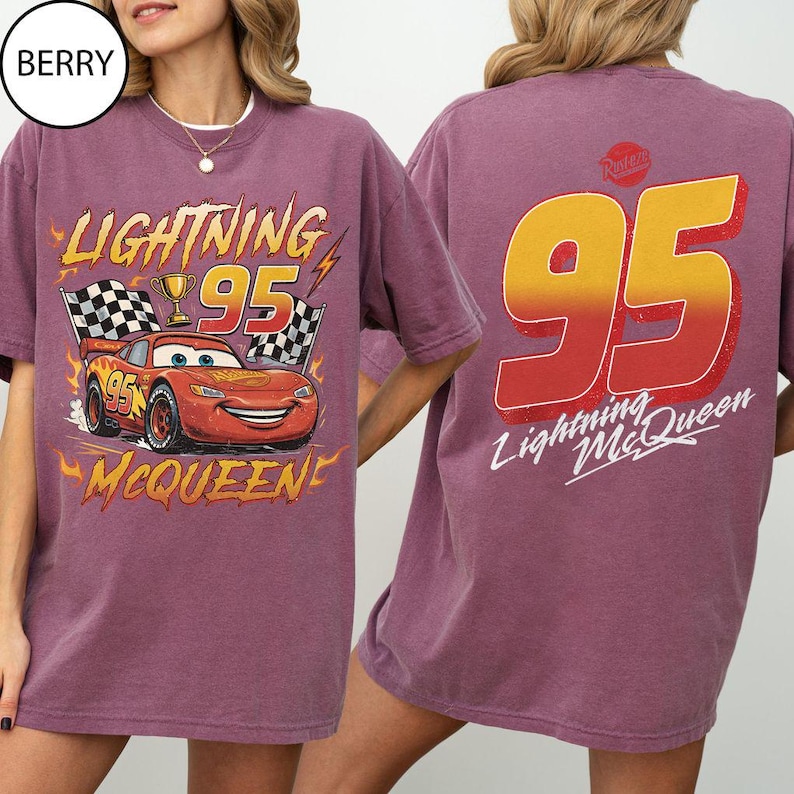 K&ouml;nnte beinhalten: Beerenfarbenes T-Shirt mit Lightning McQueen aus dem Film Cars. Die Grafik auf der Vorderseite zeigt das Auto, die Nummer 95 und den Text "Lightning McQueen". Auf der R&uuml;ckseite ist eine gro&szlig;e 95 und der Text "Lightning McQueen" zu sehen.