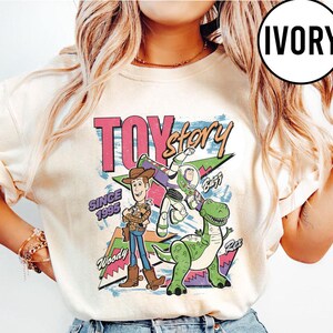 Camiseta Comfort Colors Disney Toy Story 1995, camiseta de Woody, Buzz Lightyear y Rex, camiseta retro Disney Pixar Fes, viaje de vacaciones familiares a WDW Disneyland imagen 4