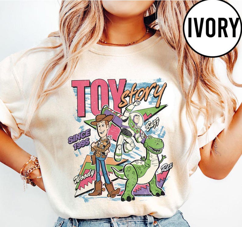 Camiseta Comfort Colors Disney Toy Story 1995, camiseta de Woody, Buzz Lightyear y Rex, camiseta retro Disney Pixar Fes, viaje de vacaciones familiares a WDW Disneyland imagen 4