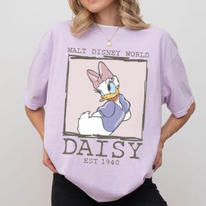 Puede incluir: Un letrero de madera r&uacute;stico con el texto "Welcome to our home" en un estilo manuscrito. El letrero es rectangular, con un acabado envejecido y un dise&ntilde;o sencillo y acogedor, apto para uso interior o exterior.