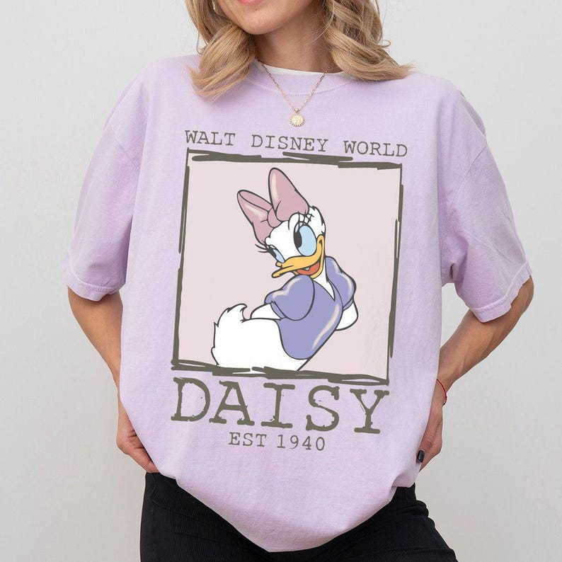 Puede incluir: Un letrero de madera r&uacute;stico con el texto "Welcome to our home" en un estilo manuscrito. El letrero es rectangular, con un acabado envejecido y un dise&ntilde;o sencillo y acogedor, apto para uso interior o exterior.