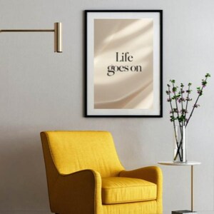La vita continua - Poster minimalista da parete stampabile beige, elegante carattere Serif, layout centrato, citazione motivazionale, arredamento neutro per la casa