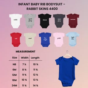 K&ouml;nnte beinhalten: Eine Auswahl an Baby-Rib-Bodysuits in verschiedenen Farben, darunter Wei&szlig;, Grau, Schwarz und Rot. Das Bild zeigt die "Rabbit Skins 4400"-Kollektion mit einer Gr&ouml;&szlig;entabelle in Zoll. Ein blauer Body h&auml;ngt an einem Kleiderb&uuml;gel.