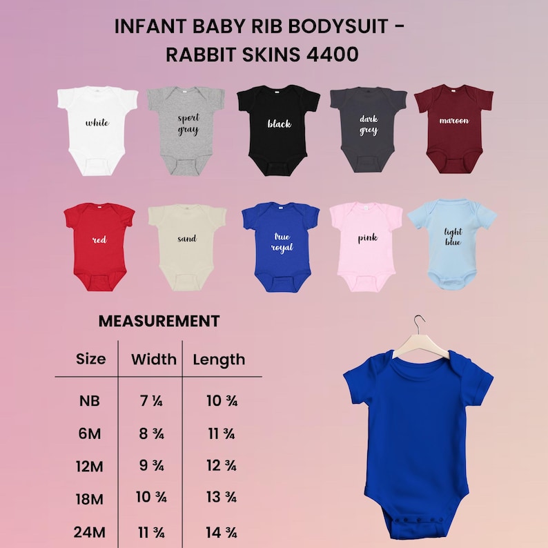 K&ouml;nnte beinhalten: Eine Auswahl an Baby-Rib-Bodysuits in verschiedenen Farben, darunter Wei&szlig;, Grau, Schwarz und Rot. Das Bild zeigt die "Rabbit Skins 4400"-Kollektion mit einer Gr&ouml;&szlig;entabelle in Zoll. Ein blauer Body h&auml;ngt an einem Kleiderb&uuml;gel.